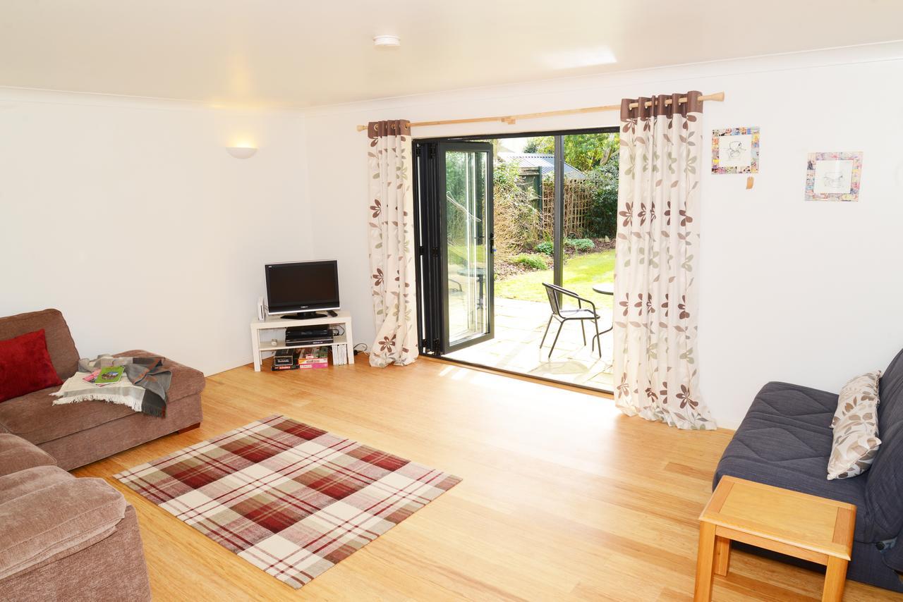 LANDFALL B&B | HAMBLE, UNITED KINGDOM | SEASON DEALS FROM £97